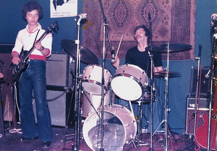 Mohair_1977_O16_Wouter Brunings_Basgitaar_en_Jelle_Loozer_Drums.jpg